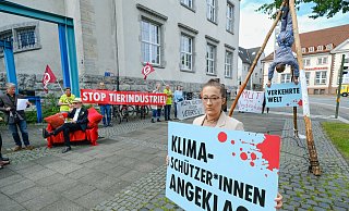 Während des ersten Prozesstages hat eine Gruppe von Klimaaktivisten vor dem Bielefelder Landgericht demonstriert. - Andreas Zobe