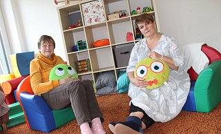 Andrea Gorges (v.l.) und Olga Janke haben die Räume im Wichtelcentrum als Arbeitsplatz mit viel Liebe eingerichtet. Das Inventar würden sie bei einem Umzug alles so mitnehmen. - Anastasia von Fugler