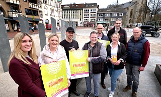 Einige der "Macher" des Gütersloher Frühlings: Christina Junkerkalefeld (von links), Davina Budde, Jan Hartkämper, Sebastian Fischer, Cliff Schütte, Mandy Grüning, Dirk Böltner und Raphael Wullengerd haben am Dienstag erläutert, was in den kommenden acht Wochen in der Innenstadt passiert. - Andreas Frücht