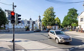 Die Kreuzung am Schloss ist zeitweise stark belastet - deshalb ist ein verflüssigter Verkehr das Ziel. - Niklas Tüns