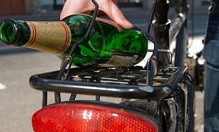 Unverantwortlich auch auf dem Fahrrad: Fahren nach Alkohol- oder Drogenkonsum. - dpa