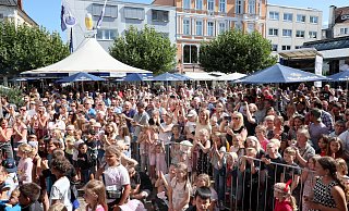 Die Tanzgruppen und Artisten hatten im vergangenen Jahr ein riesiges Publikum auf dem Alten Markt. Für den Publikumserfolg braucht das Hoeker-Fest keine zugkräftigen Namen. - Symbolfoto: Frank-Michael Kiel-Steinkamp Die Tanzgruppen und Artisten hatten im vergangenen Jahr ein riesiges Publikum auf dem Alten Markt. Für den Publikumserfolg braucht das Hoeker-Fest keine zugkräftigen Namen. - Symbolfoto: Frank-Michael Kiel-Steinkamp