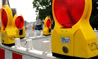 Der Kleinwagenfahrer durchbrach mehrere Baustellenabsperrungen und fuhr anschließend ungebremst weiter. - Symbolfoto: Jens Reichenbach