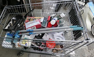 Der Einkaufswagen mit noch verpackter Ware wurde von der Paderborner Polizei sichergestellt. - Polizei Paderborn