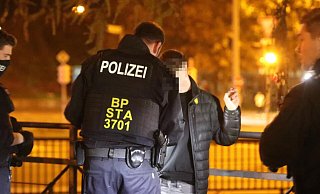 Kontrolle in der Herforder Innenstadt: Ein Partygast wird nahe des Bahnhofs überprüft. - Claus Frickemeier