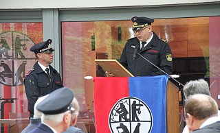 Löschgruppenführer Carsten Weber (links) erhält vom stellvertretenden Kreisbrandmeister Jürgen Rabbe eine Ehrenurkunde zur Einweihung. - Madita Schellenberg