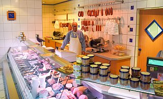 Fleischermeister Hans-Dieter Rottmann verabschiedet sich nach 46 Jahren von seiner treuen Kundschaft. Der Betrieb läuft weiter. - Yvonne Gottschlich