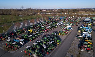 Der Stadion-Parkplatz wurde zum Sammelpunkt der Demonstranten. - Niklas Tüns