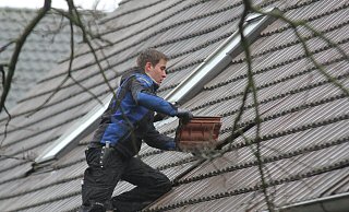 Dachdecker Tim Stein (21) ist den ersten Tag zurück aus dem Urlaub - und bessert Sturmschäden aus. - Ulf Hanke