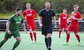 Kevin Oschinski, Gütersloher Referee, hier bei einem Landesligaspiel in Bielefeld, darf künftig in der Westfalenliga pfeifen. - Jörg Dieckmann - www.dieckmann-fotodesign.de
