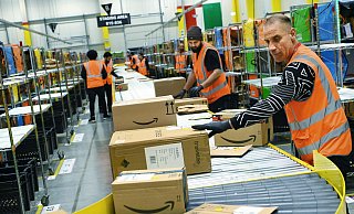 Das Fließband bestimmt den Arbeitsalltag im Amazon-Verteilzentrum. - Barbara Franke