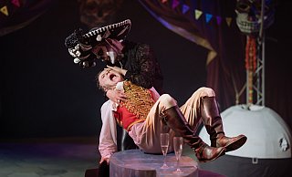 Der Tod (Stephan Weigelin) hat Jedermann (Merten Schroedter) in der Inszenierung in Paderborn fest im Griff. - Dominik Fröls