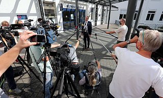 Der EvKB-Geschäftsführer, Matthias Ernst, gab vor zahlreichen Medienvertretern nach Bekanntwerden der Ermittlungen eine Stellungnahme zu dem Fall ab - Wolfgang Rudolf