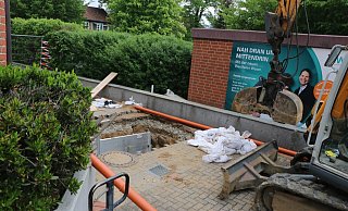 Der Tunnel beginnt im Trafo-Häuschen (r.) und führt unter der Pkw-Zufahrt zum Volksbank-Gebäude. - Ekkehard Wind