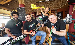 Die Crew des "Howzit" dreht auf: Peter Kausch (Synthesizer), Amir Nemat (Gitarre), Joey Chantal Meis (Saxophon) und ihr Mann Max (Gesang) freuen sich auf kleine Konzerte in ihrem südafrikanischem Restaurant. - Sarah Jonek