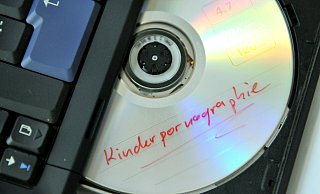 Ein 64-jähriger Mann aus Esplkamp muss sich vor dem MIndener Schöffengericht wegen des Besitzes mehrerer tausend Dateien kinderpornografischer Darstellungen verantworten. - Verwendung weltweit