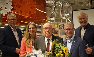 Jürgen Niewöhner ist seit Jahrzehnten im Einzelhandel tätig. Nun gab es zahlreiche Glückwünsche - unter anderem von Götz Dörmann (v.l.), Julia Wehrmann, Thomas Meyer und Peter Wehrmann. - Jan-Henrik Gerdener