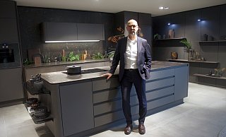 Siematic-Geschäftsführer Olaf Hoppe präsentiert auf der Hausmesse die neue SG6. Abgerundete Formen und Paneele sorgen nicht für ein elegantes Erscheinungsbild, sondern auch für eine hohe Funktionalität. - Felix Eisele