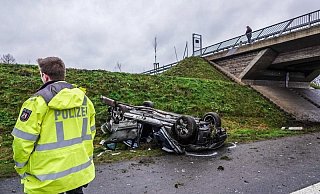 Der stark beschädigte Kombi blieb in Höhe der Brücke an der Queller Straße in Steinhagen im Kreis Gütersloh liegen. Er musste abgeschleppt werden. - Paul Brinkmann
