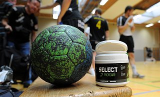 Harz wird im Handball gerne verwendet, um den Ball griffiger zu machen. - Raimund Vornbäumen