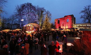 Rund um die Burgruine und Lippequelle findet am Adventswochenende wieder ein stimmungsvoller Weihnachtsmarkt statt. - www.PHOMAX.de