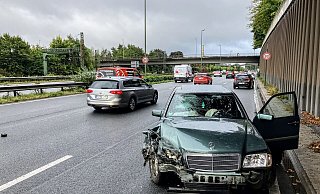 Der Mercedes wurde bei dem Unfall schwer beschädigt. - Jens Reichenbach