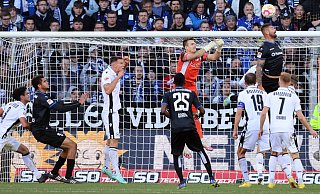 Martin Fraisl (Mitte, orangenes Trikot) ist nach seiner Verpflichtung sofort zur klaren Nummer eins von Arminia Bielefeld aufgestiegen. - Oliver Krato