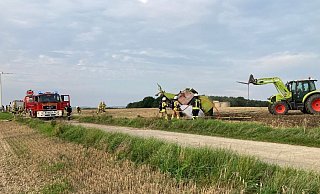 Diesmal brannte eine Ballenpresse auf einem Stoppelfeld zwischen Daseburg und Rösebeck. - FFW Warburg