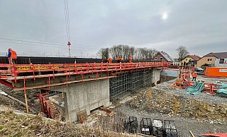 Die neue Eisenbahnüberführung "Eggestraße" wird neben der Bahnstrecke hergestellt. Bald soll das Bauwerk an die richtige Stelle geschoben werden. - DB AG