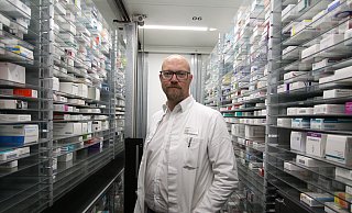 Apotheker Jens Kosmiky (47) in seiner Filale an der Berliner Straße in Herford. - Susanne Blersch