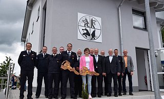 Löschgruppenleiter Kleinenberg Martin Thonemann und Bürgermeisterin Ute Dülfer unter andeem mit Wehrleiter René Wittig (l.), Landrat Christoph Rüther, Fachbereichsleiter Friedhelm Weber (2. v. r.) und Ortsvorsteher Frank Braun (r.) bei der Schlüsselübergabe. - Anja Ebner