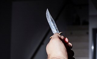 Das Duo wartete oben am Ausgang bereits mit einem Messer. - Symbolfoto: picture alliance / Fotostand