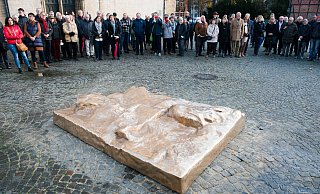 Mit reichlich Abstand folgen die Menschen der Einweihung des Frieda-Nadig-Denkmals auf dem Rathausplatz. Gedacht ist es als Anregung zum Nachdenken. - Ralf Bittner