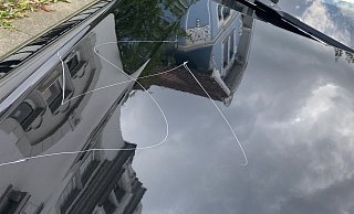 Eines der zum Teil sehr hochwertigen Fahrzeuge mit einem sichtbaren Hakenkreuz auf der Motorhaube. - Jürgen Mahncke