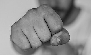 Ein 73-jähriger Mann soll eine Frau schwer misshandelt haben. - Symbolfoto: Pixabay