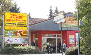 Der Netto-Markt an der Mozartstraße. Hier bedrohte der Täter einen Mitarbeiter und erbeutete Geld. - Peter Steinert