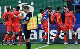 Großer Jubel über das 1:0: Paderborns Koen Kostons (v.l.), Santiago Castañeda und Torschütze Filip Bilbija feiern an der Eckfahne die zwischenzeitliche Führung gegen den Hamburger SV. - Witters