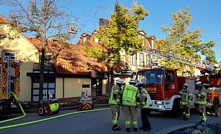 Die Feuerwehr Warburg war unter anderem mit der Drehleiter vor Ort. - Simone Flörke