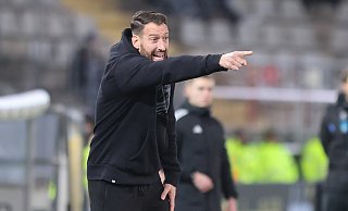 Trainer Mitch Kniat und Arminia Bielefeld brauchen im Auswärtsspiel gegen Jahn Regensburg dringend Zählbares. - Oliver Krato