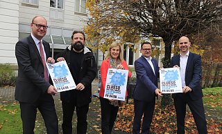 Da war die Welt noch in Ordnung: Walent-Tony Cerkez und Beate Krämer präsentieren gemeinsam mit dem Sponsor den Parklichter-Freitag. - Heidi Froreich
