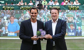 Turnierdirektor Ralf Weber (r.) ehrt Halle-Rekordsieger Roger Federer auf dem Center Court in der OWL-Arena. - Wolfgang Rudolf