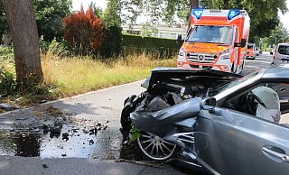 Der Wagen war gegen den Straßenbaum geprallt. - Ekkehard Wind