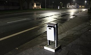 Der Mülleimer wurde auf der B65 in Lübbecke abgelegt. - Polizei Minden-Lübbecke