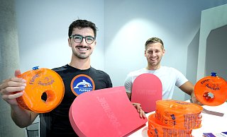 Jonas Benjamin und Daniel Kowollik (v.l.) bieten mit ihrer neugegründeten Schwimmschule "Flipper" Schwimmkurse in Gütersloh an. - Andreas Frücht