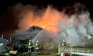 Fast 2.000 Strohballen stehen auf einem Bauernhof im Salzkottener Stadtteil Verlar in Flammen. - Ralph Meyer