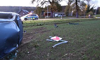 Die Fahrt des Fiesta-Fahrers endete auf einem Acker. - Polizei Minden-Lübbecke