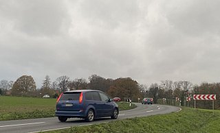 Diese Kurve der Häger Straße soll entschärft werden. Ein Teil der Straße wird neu gebaut. - Dirk Windmöller