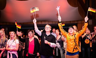 Ausgelassen und fröhlich feierten gut 300 Fans Samstagabend bis in den Sonntagmorgen hinein den Auftritt des in Espelkamp lebenden Isaak Gduerian, der in Malmö für Deutschland an den Start ging. - Noah Wedel