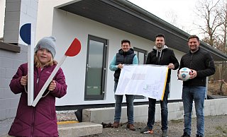 Die junge Turnerin Pauline gibt das Startsignal für den Innenausbau des neuen Umkleidehauses des Everser VfL, bei dem auch Stefan Adorf (v. l.), Robert Freitag und Christoph Lakemeyer tatkräftig helfen werden. - Madita Schellenberg