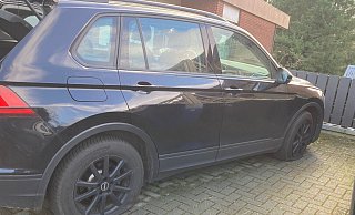 An diesem Fahrzeug wurden gleich zwei Reifen von Unbekannten aufgeschlitzt. - Alexander Volland-Münz